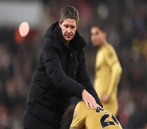 誰拋棄誰水晶宮0換人輸球主帥炮轟：只有12人能踢還賣了隊(duì)長