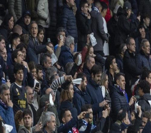 科貝：伯納烏噓聲引發(fā)皇馬內(nèi)部擔(dān)憂，高層沒料到噓聲如此之大