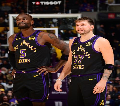 解说：艾顿在东契奇与詹姆斯的光辉映照下尽享美味佳肴二人将其优势发挥到极致_NBA直播