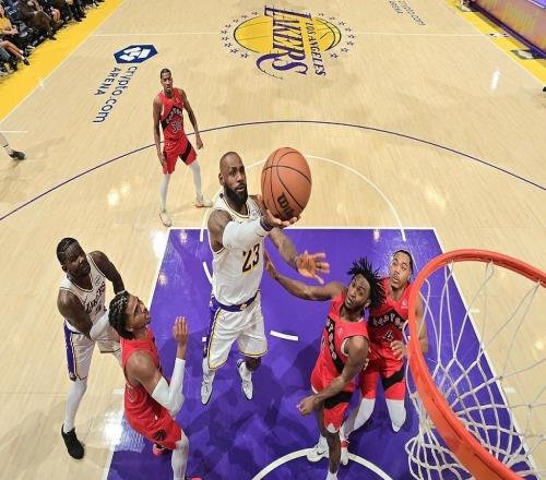 率队止住连败，詹姆斯出战31分钟拿下24分4板7助，正负值+18