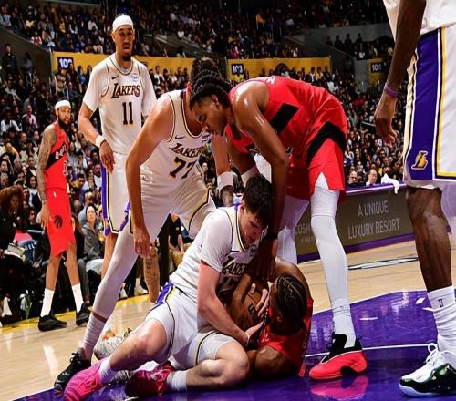 狀態(tài)猶如過山車一般起伏不定，湖人是不是應該將他踢出先發(fā)陣容