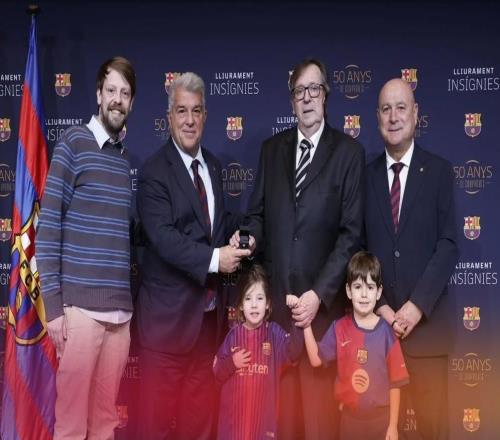 巴薩官方：拉波爾塔向滿50年會員頒授金徽章，有37位會員參加