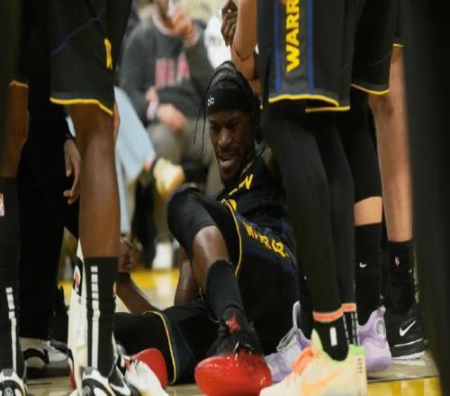 太拼了巴特勒防守落地右膝受傷退賽,離場(chǎng)前問裁判有沒有兩次罰球