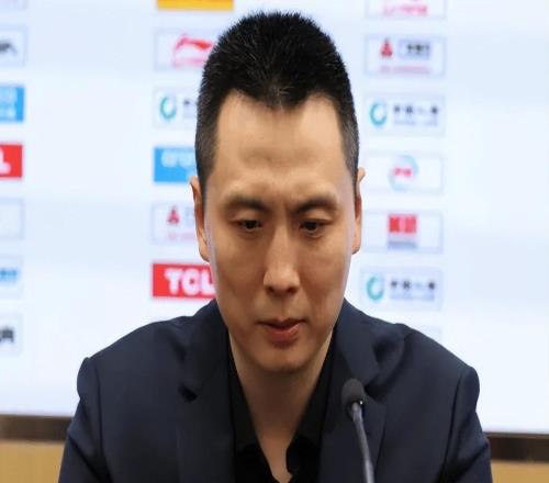 勝北京發(fā)布會(huì)！盧偉爆贊下半場(chǎng)防守，披露古德溫秘密帶傷作戰(zhàn)！