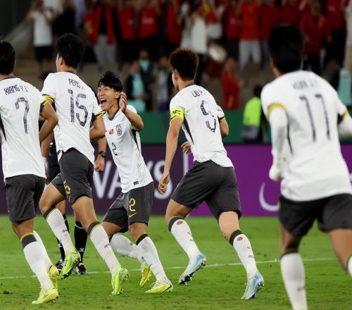 足壇悲喜夜！國足創(chuàng)造歷史，阿森納提前出線+曼城大爆冷，皇馬61