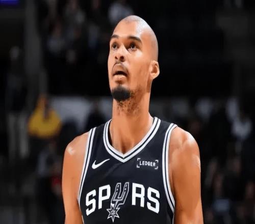 胜马刺发布会！乌度卡爆赞谢泼德与史密斯，通过对抗压制文班亚马