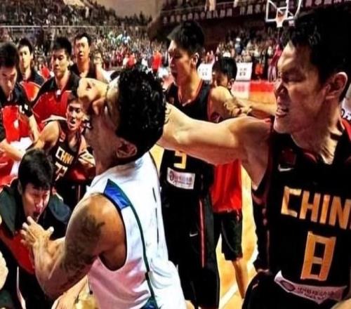 中國(guó)籃壇又爆發(fā)大規(guī)模沖突！雙方互毆大打出手：觀眾帶頭揍球員