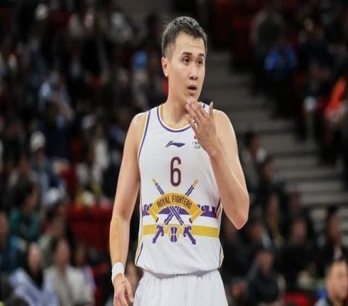 狂輸23分后，多位媒體人發(fā)聲，怒斥缺乏精神領(lǐng)袖，矛頭對準(zhǔn)張慶鵬