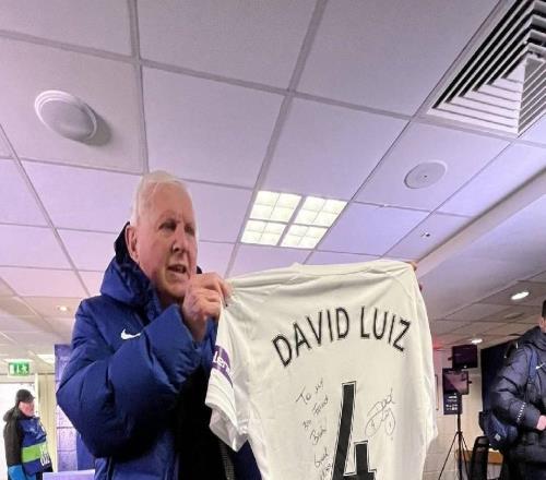 大衛(wèi)路易斯送簽名球衣給退休員工，后者為切爾西工作了56年