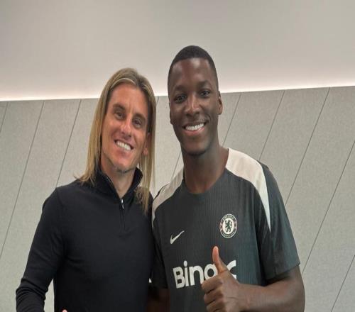 厄瓜多爾主帥貝卡切切現(xiàn)場觀戰(zhàn)切爾西，并與凱塞多合影