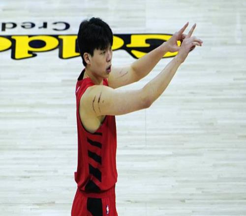队记：杨瀚森在NBA赛场挣扎有三大原因对他的长期未来仍充满信心