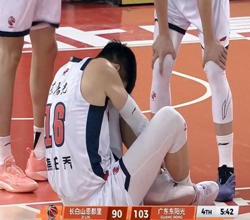 誰注意到，焦泊喬被隊(duì)友絆倒，絆倒者揚(yáng)長而去，其他隊(duì)友紛紛看望