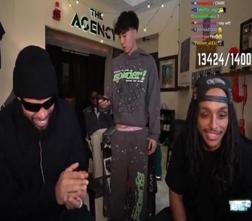 只能笑而不語，狄龍直播中被問防守詹姆斯背身單打經(jīng)典畫面