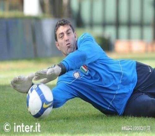 與國(guó)米4次續(xù)約的小角色，38歲完成歐冠處子秀，40歲退役