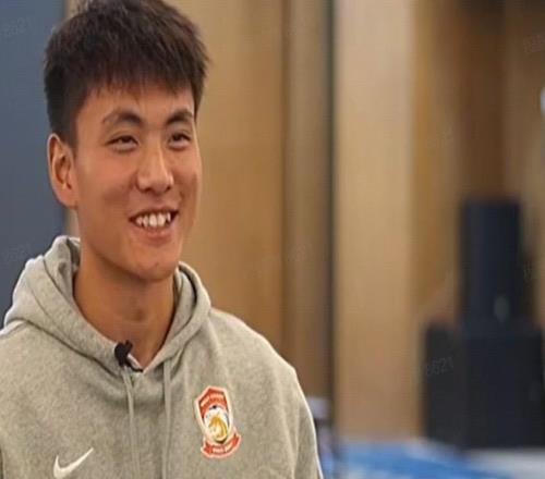 李昊：在海外踢球时因位置问题机会有