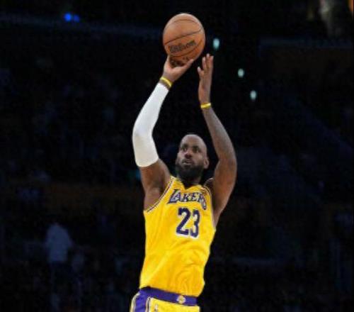 就在今天，詹姆斯再創(chuàng)79年NBA第一紀(jì)錄，合同年仍是巨星