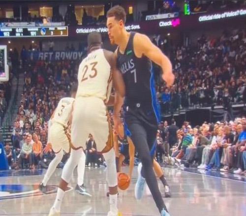 追梦格林做挡拆掩护时肘击鲍威尔,裁判吹罚一级恶意犯规