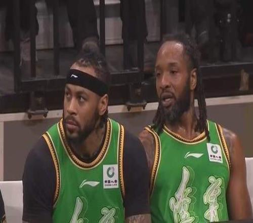 遼籃爆冷輸山東，兩人氣得徑直走回更衣室，楊鳴表情凝重，沒救了