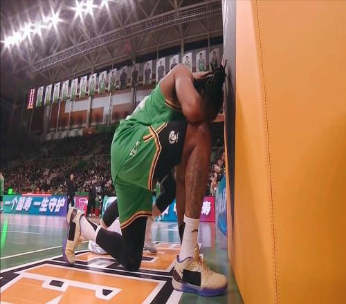 山東男籃硬氣！硬杠裁判爭議，險勝遼寧男籃，高詩巖末節(jié)霸氣12分