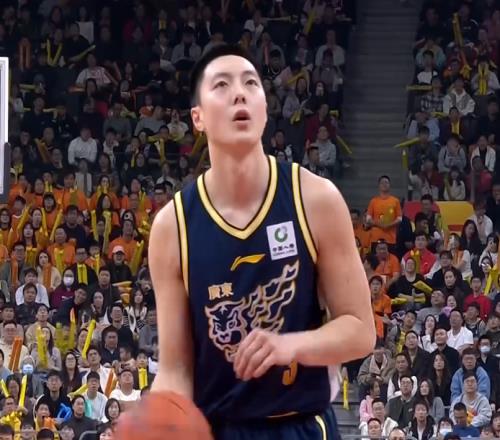 广东男篮轻取山西，迪亚洛多次引发冲突，因不满判罚做出数钱手势