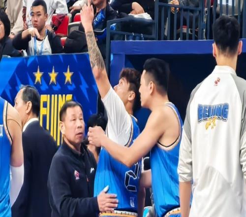 2球星傷情更新！粵記透露徐杰崴腳無大礙，京記曝北京赴醫院檢查