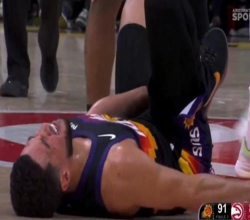 雪上加霜，布克90度崴脚伤退太阳一场伤俩主力，离场前三节就得31分