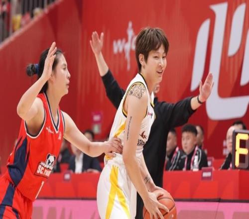 女籃一夜曝出兩大冷門！全聯(lián)盟第1被掀翻：張子宇6分2板慘遭棄用