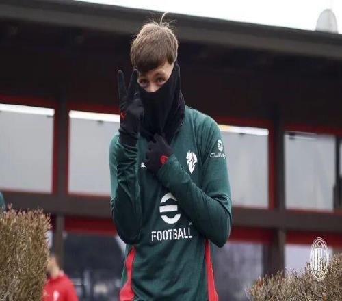 隆戈丨僅四天便恢復(fù)了團(tuán)隊(duì)訓(xùn)練