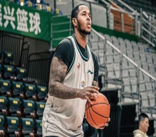 遼寧男籃VS新疆！楊鳴輸球或下課，威爾斯爆發(fā)，央視直播