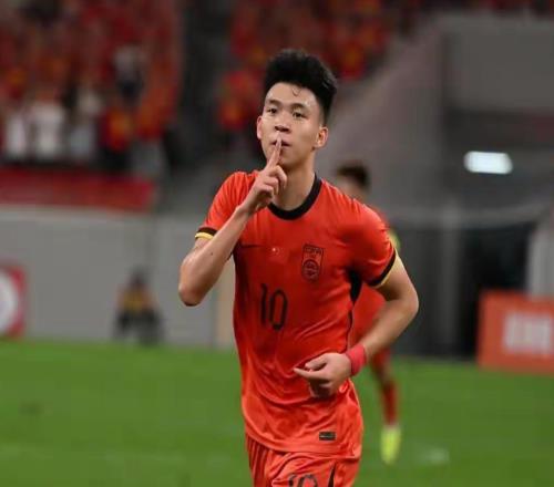 前國足隊(duì)長怒批王鈺棟：太飄了，日本后衛(wèi)都扛不動(dòng)，比不了武磊