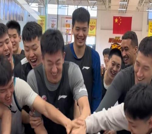 凝聚力拉满！广东为林医生庆生！杜锋讲话致敬，球员砸蛋糕未果！