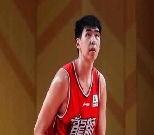 徐昕再進(jìn)化！防守逼迫青島投三分，關(guān)鍵時(shí)刻統(tǒng)治籃板，中投也有了