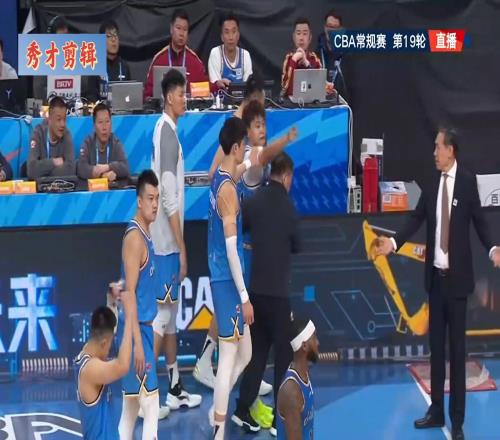 0分，6投0中！赵睿最后时刻躺地上表演要犯规，离场前怒指闫军