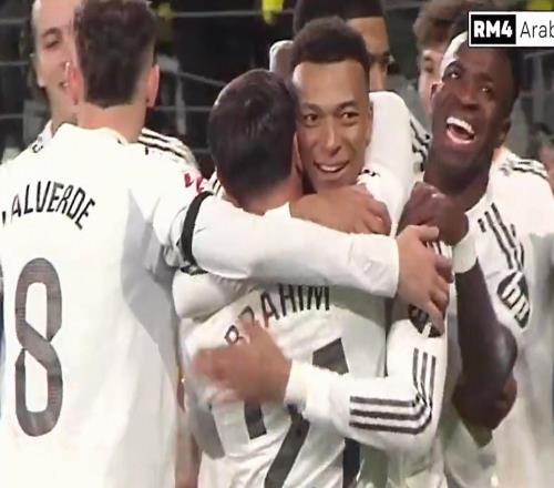 黃潛主場(chǎng)慶祝蓋伊非洲杯奪冠，鏡頭對(duì)準(zhǔn)在替補(bǔ)席鼓掌的迪亞斯