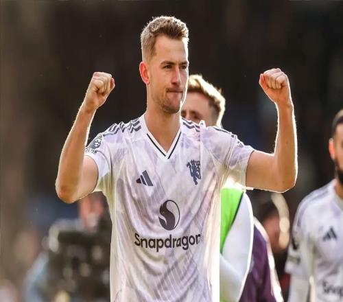 記者：德利赫特在預(yù)計(jì)復(fù)出日仍感到疼痛，曼聯(lián)決定謹(jǐn)慎處理