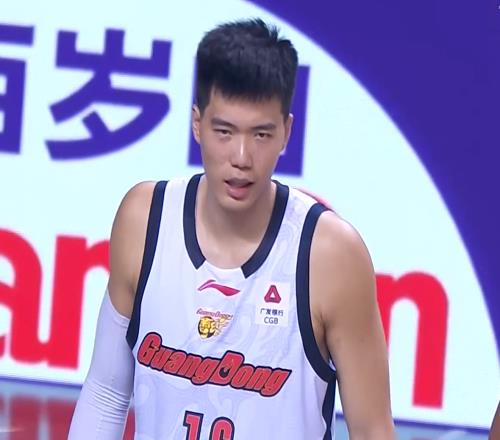 突發(fā)！廣東隊2米11中鋒，意外受到重傷，被隊友攙扶下場令人擔(dān)憂