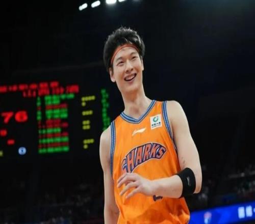 32歲王哲林CBA生涯總得分突破10000分，成為CBA歷史第六位“萬分先生”，上海隊官博祝賀：大王，模子！