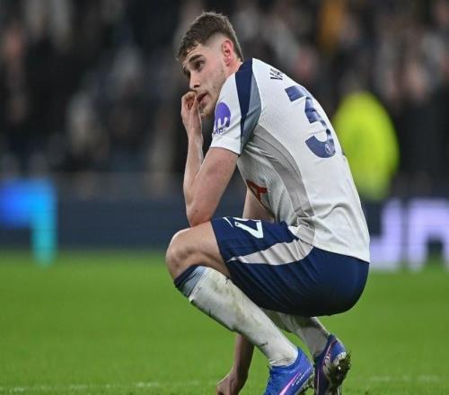 記者：備戰(zhàn)法蘭克福賽前，范德芬和波羅缺席熱刺今天的訓(xùn)練