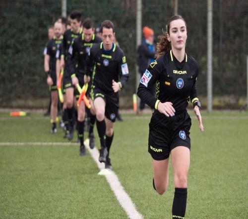 意甲联赛“最美边裁”走红，球迷都是奔着裁判来观赛