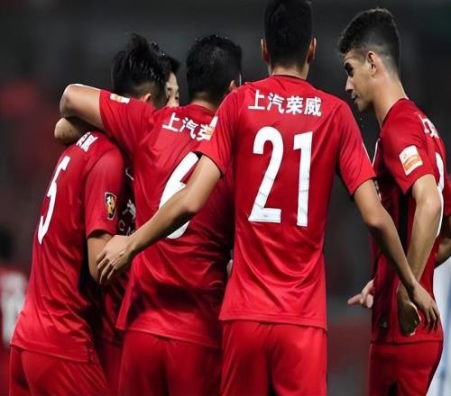 喜讯！他俩成上港冬训回国后人气最高的球员，已受到球迷接机追捧
