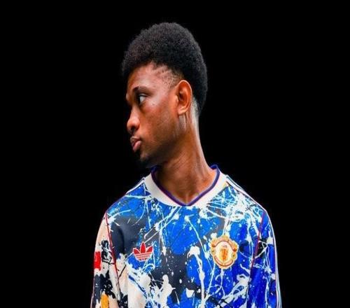 曼聯(lián)發(fā)布與石玫瑰樂隊(duì)聯(lián)名球衣，設(shè)計(jì)源自足球看臺(tái)文化