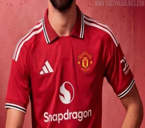 曼聯(lián)新賽季球衣諜照：主場(chǎng)紅、客場(chǎng)藍(lán)、二客米白