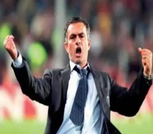 門(mén)將讀秒絕殺后，穆里尼奧瘋狂慶祝！63歲狂人滿頭白發(fā)，依然瀟灑