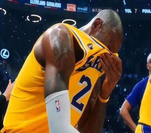 猛男落淚，騎士主場(chǎng)致敬詹姆斯！再創(chuàng)歷史，上場(chǎng)時(shí)間達(dá)成歷史第一