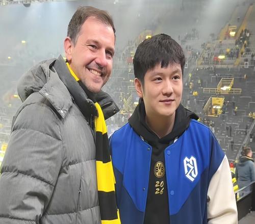 樊振東與波爾再看足球比賽，與多特蒙德主帥合影，喜笑顏開超開心