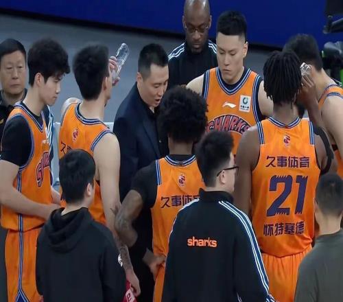 上海男籃17分大勝，王哲林25+10生涯總得分破萬，洛夫頓30+10