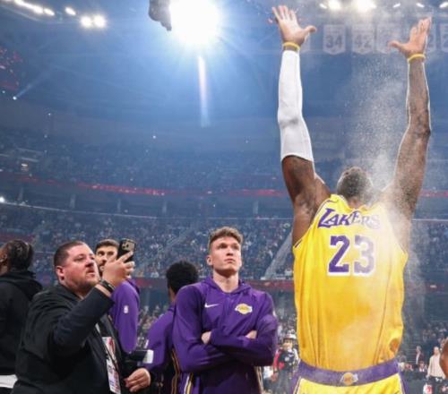 湖人30分慘??！東契奇空砍29+5+6，老詹新里程碑，17號秀申請交易