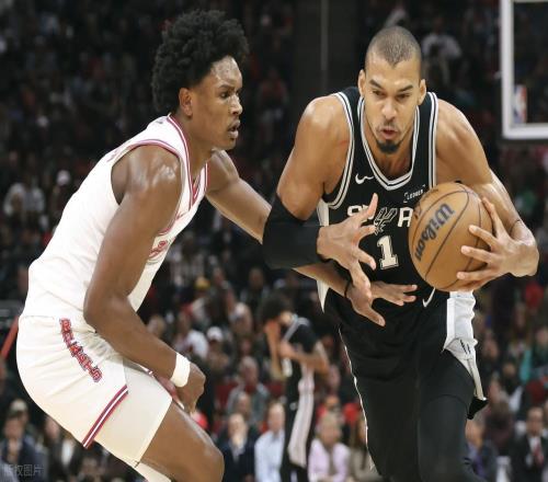 库里27+2+2无缘今日最佳球员！因为文班亚马28+16+3+2+5打爆火箭