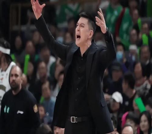 楊鳴直播談離職：表現(xiàn)掙扎主教練必須擔(dān)責(zé)！已有CBA初步接觸！