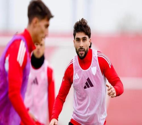 記者：莫派是很職業(yè)的球員他的比賽風格很適合西甲